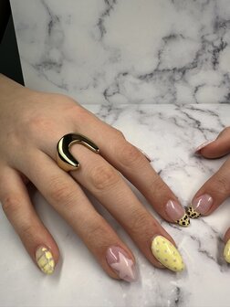 Charmins goldfarbener Chunky-Ring mit einer offenen U-f&ouml;rmigen Stahlbogen R1823 &ndash; Schlank und modern