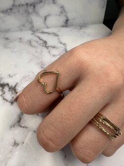 Bague dor&eacute;e Charmin en acier en forme de c&oelig;ur R R1769 &ndash; Spacieuse et &eacute;l&eacute;gante.