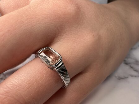 Charmin's Stalen Ring met Kristal Roze Steen en Graveringen R1352&ndash; Klassieke Vintage