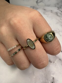 Charmin's Goukleurige Anxiety Ring Natural Stones Witte Maansteen Beads Staal R1327