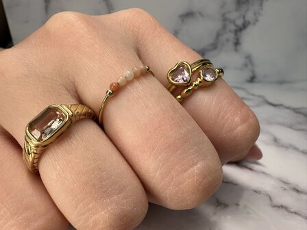 Charmin's Goudkleurige Dubbele Ring met Kristal Roze Hartje R1516&ndash; Stoere Liefde