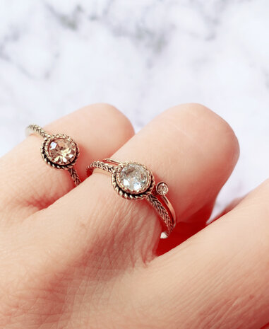 Charmin’s goudkleurige stapelring R497 Shine Bright 2.0 goldplated with topaz crystal