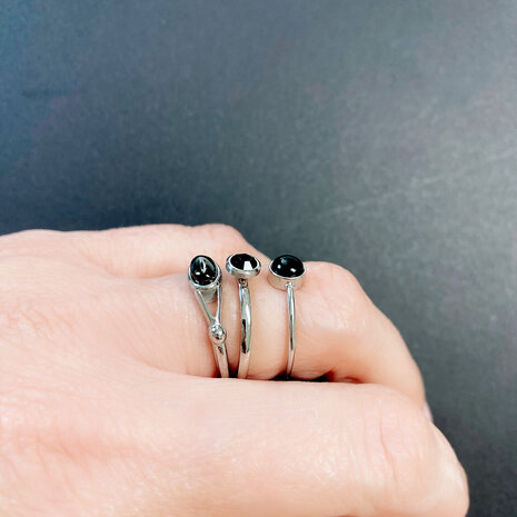 Charmin’s Ovale Elegante Ring met Zwarte Edelsteen Staal R1157