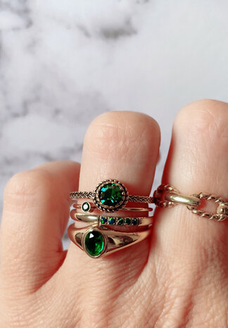 Charmin's Goudkleurige Ring Birthstone Mei Donkergroene Kristal Staal Iconic Vintage R1095