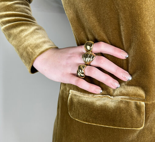 Charmin's Gold-Colored Chunky Ring with Hollow Ball Steel R1793 – Elegant Connection