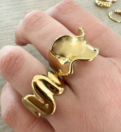 Charmin's Gold-Tone Chunky Ring with Twisted Wave Steel R1799 – Dynamic and Stylish