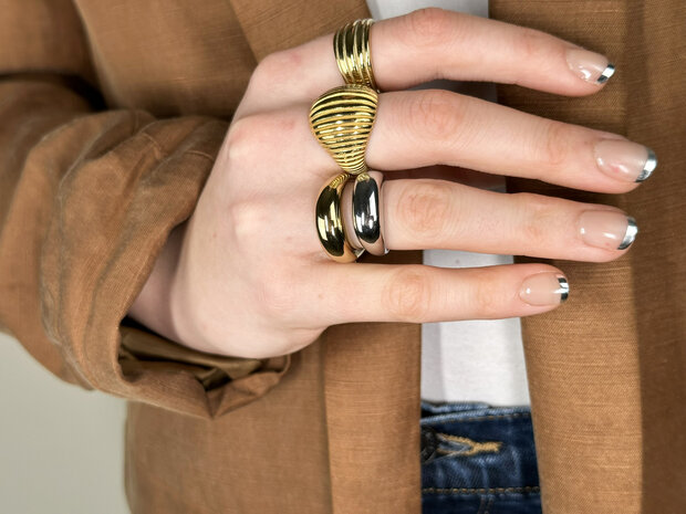 Charmin's Gold-Colored Chunky Ring with Round Shape Steel R994 - Full and Feminine