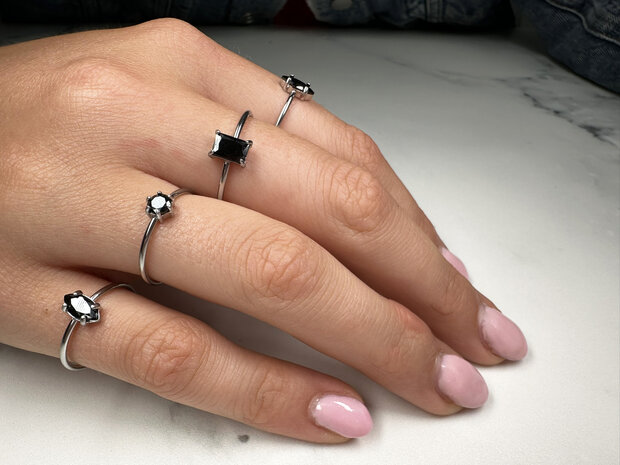 Charmin's Stalen Ring met Druppelvormig Zwart Kristal Steentje R1742 – Mysterieus Chic 