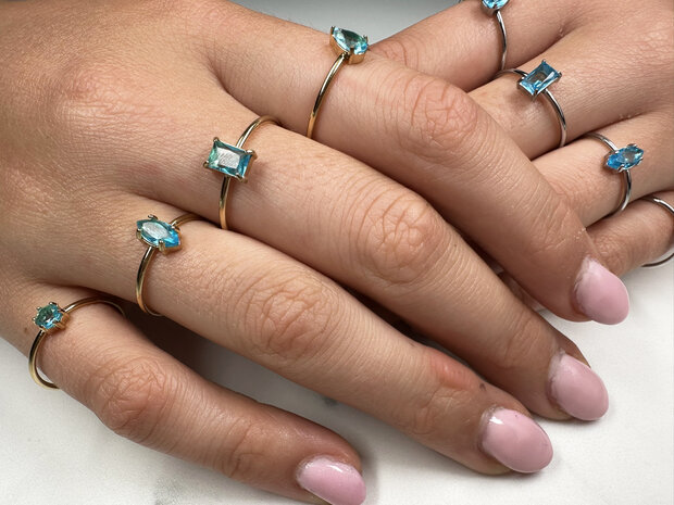 Charmin's Goudkleurige Ring met Druppelvormig Licht Blauw Kristal Steentje R1749 – Hemelse Frisheid 