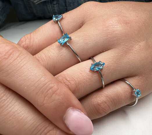 Charmin's Stalen Ring met Druppelvormig Licht Blauw Kristal Steentje R1739 – Fris Design 