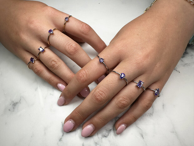 Charmin's Goudkleurige Ring met Druppelvormig Lila Kristal Steentje R1747 – Zachte Glamour 