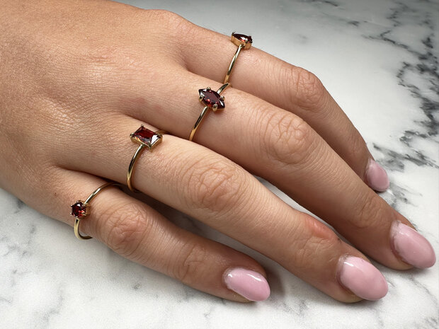 Charmin's Goudkleurige Ring met Ellipsvormig Ruby Rood Kristal R1686 – Passie in Detail