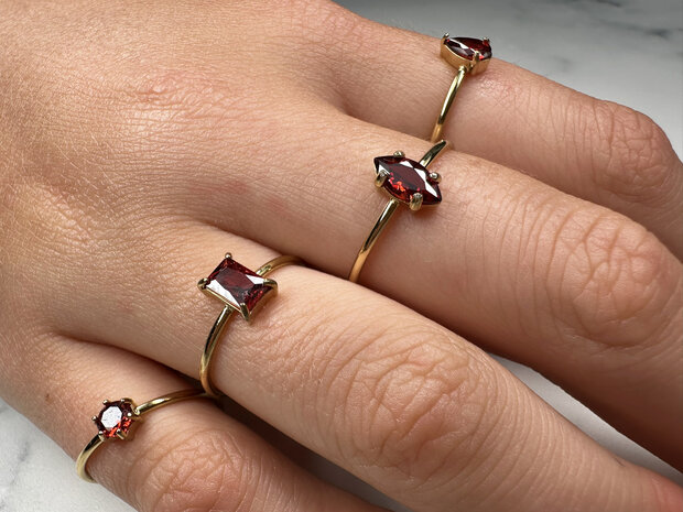 Charmin's Goudkleurige Ring met Ellipsvormig Ruby Rood Kristal R1686 – Passie in Detail