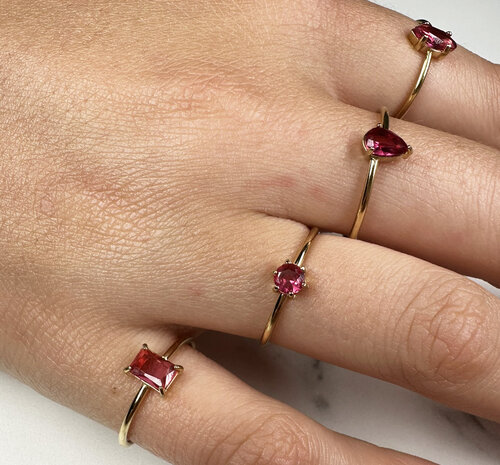 Charmin's Goudkleurige Ring Rond Roze Steentje Crystal R1705 – Zoet & Chic
