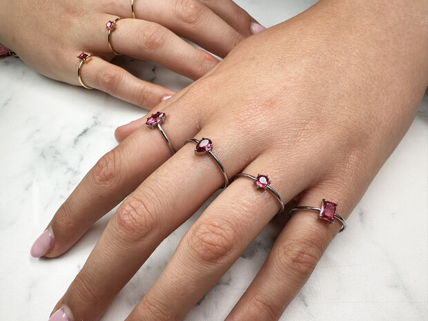 Charmin's Stalen Ring met Druppelvormig Roze Kristal Steentje R1735 – Liefdevolle Look 