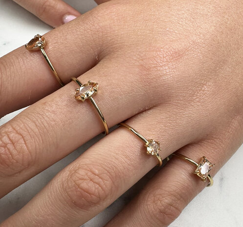 Charmin's Goudkleurige Ring Rechthoekig Champagne Steentje R1724 – Gouden Harmonie 