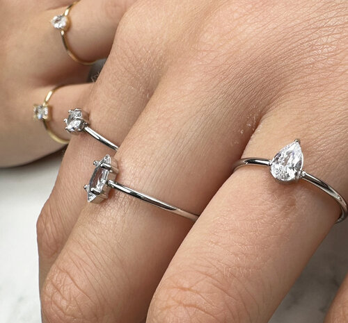 Charmin's Stalen Ring met Druppelvormig Wit Kristal Steentje R1733 – Elegant Design 