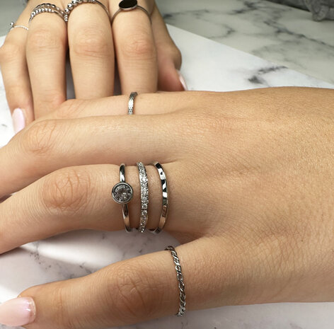 R774 Curvy Tiny Chain Shiny Steel