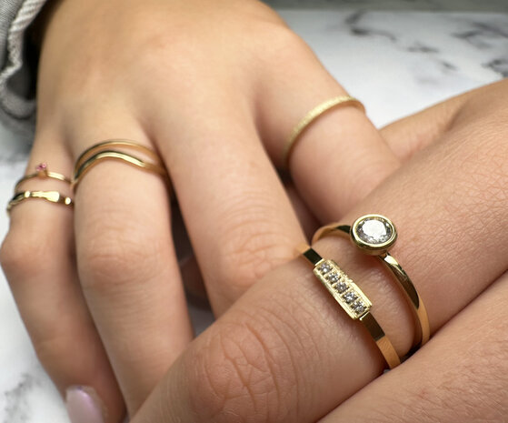 Charmin’s goudkleurige stapelring R752 Bubbaly goldplated staal