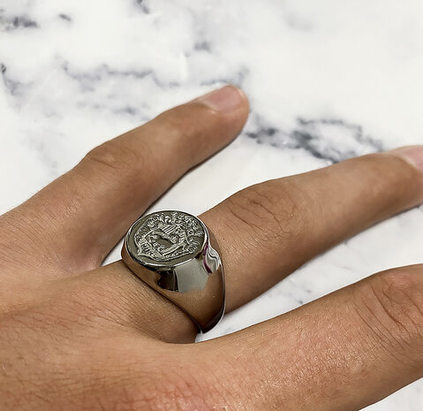 Charmin's UNI Men's and Women's Signet Ring Familia Supra Omnia Steel R999