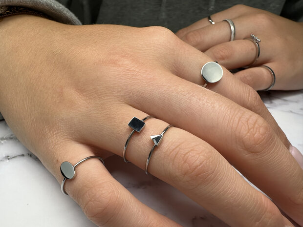 R722 Minimalist Triangle Shiny Steel