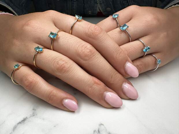 Charmin's Goldfarbener Ring mit rundem hellblauem Stein und Kristall R1709 – Sommerlicht