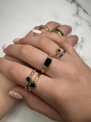 Charmin's Goudkleurige Ring met Groen Rond Steentje R1508 – Speels en Elegant