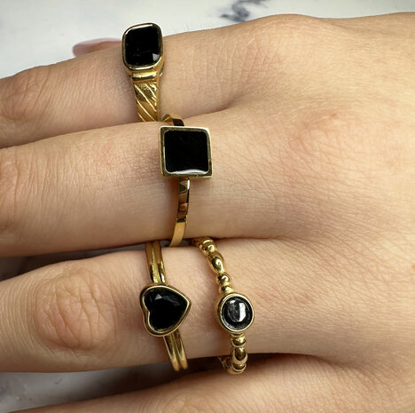 Charmin's Goudkleurige Dubbele Ring met Zwart Hartje R1514– Stoere Liefde