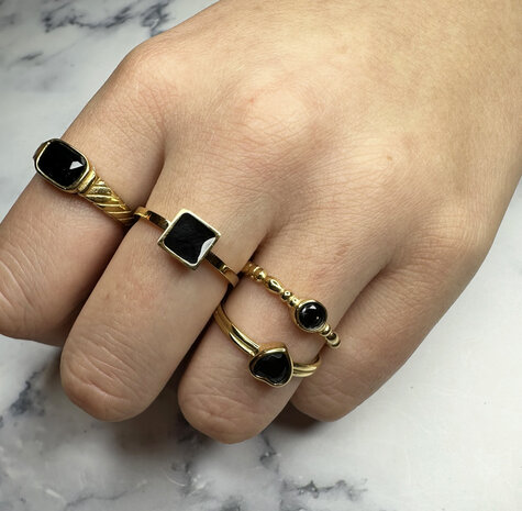 Charmin's Goudkleurige Ring met Zwarte Steen en Graveringen R1349&ndash; Vintage Look