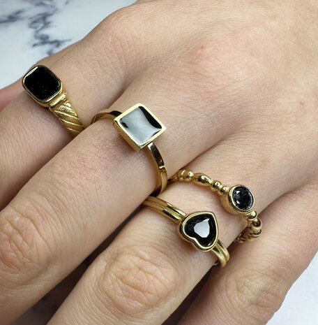 Charmin's Goudkleurige Ring met Zwarte Steen en Graveringen R1349&ndash; Vintage Look