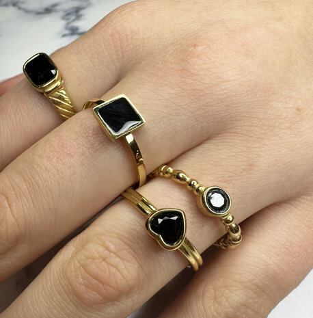 Charmin's Goudkleurige Ring met Zwarte Steen en Graveringen R1349&ndash; Vintage Look