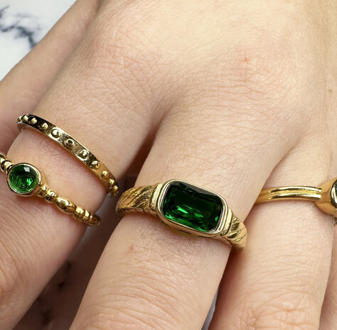 Charmin's Goudkleurige Ring met Groene Steen en Graveringen R1347&ndash; Vintage Eco