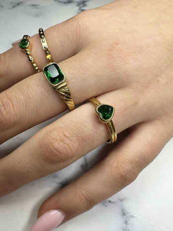 Charmin's Goudkleurige Ring met Groene Steen en Graveringen R1347&ndash; Vintage Eco