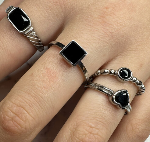 Charmin's Stalen Ring met Zwarte Steen en Graveringen R1348– Klassieke Vintage