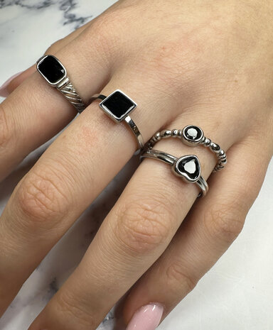 Charmin's Stalen Ring met Zwart Rond Steentje R1503 – Vintage en strak