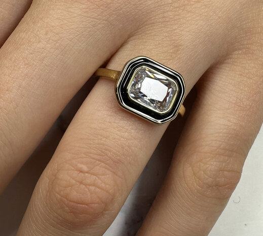 Charmin's Goudkleurige Chunky Ring Zwart Emaille en Witte Steen R1779 – Paris Chic