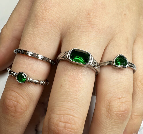 Charmin's Stalen Ring met Donker Groen Rond Steentje R1507 – Vintage en fris