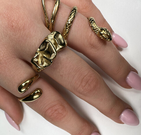 Charmin's Goudkleurige Chunky Ring met Mooie Bewerkinkingen R1838 Smal en Elegant