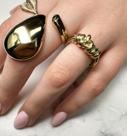 Charmin's Goudkleurige Chunky Ring van Staal met Open Uiteinden &ndash; &eacute;&eacute;n Klein Rond en &eacute;&eacute;n Grote Druppelvorm R1843.