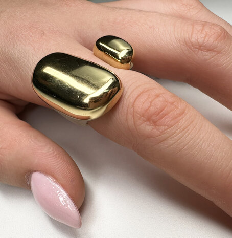 Charmin's Goudkleurige Chunky Ring met Open Rechthoekige Uiteinden Staal R1841 &ndash; Statement en Elegant