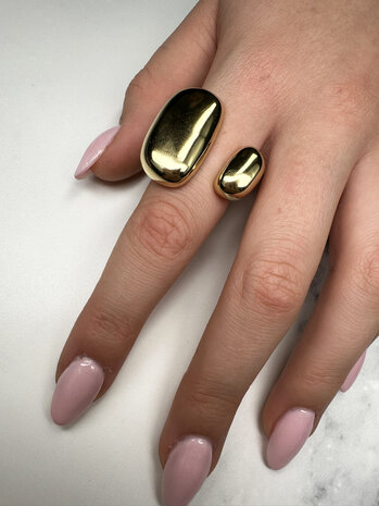 Charmin's Goudkleurige Chunky Ring met Open Rechthoekige Uiteinden Staal R1841 &ndash; Statement en Elegant
