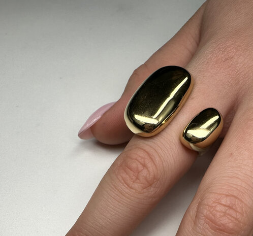 Charmin's Goudkleurige Chunky Ring met Open Rechthoekige Uiteinden Staal R1841 &ndash; Statement en Elegant