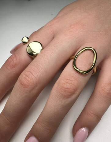 Charmin's Goudkleurige Chunky Ring met Open Platte Ronde Uiteinden Staal R1857 – Strak en Elegant