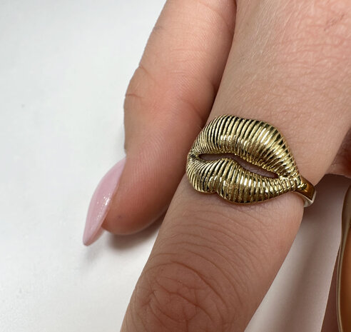 Charmin's Goudkleurige Chunky Ring Met Een Mooie Mond R1833 &ndash; Elegant en Sensueel