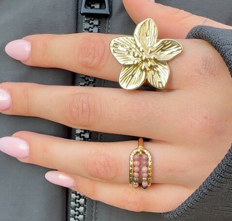 Goudkleurige Chunky Ring met Sierlijke Kersenbloesem. Een symbool van schoonheid en licht, perfect als subtiele eyecatcher. Productcode: R1855.