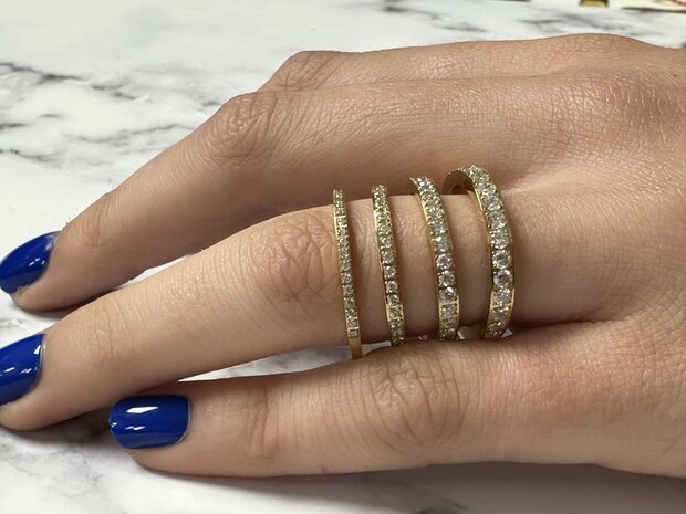 Charmin&rsquo;s Goudkleurige Stapelring Alliance Witte Kristal  2MM Staal R639