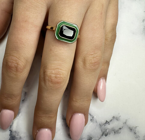 Charmin's Goudkleurige Chunky Ring Groen Emaille en Zwarte Steen R1778 &ndash; Gedurfd en Verfijnd