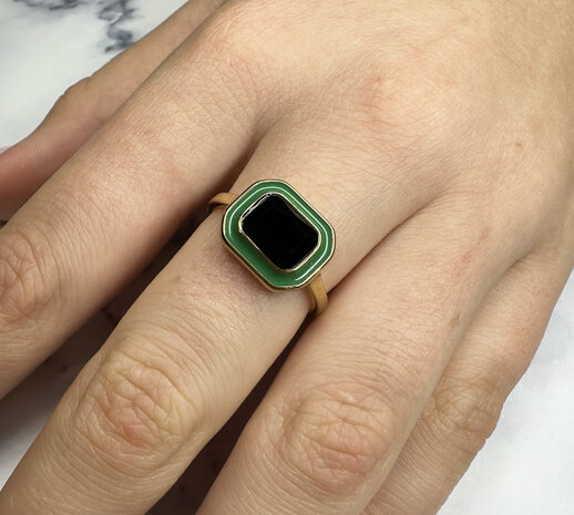 Charmin's Goudkleurige Chunky Ring Groen Emaille en Zwarte Steen R1778 &ndash; Gedurfd en Verfijnd
