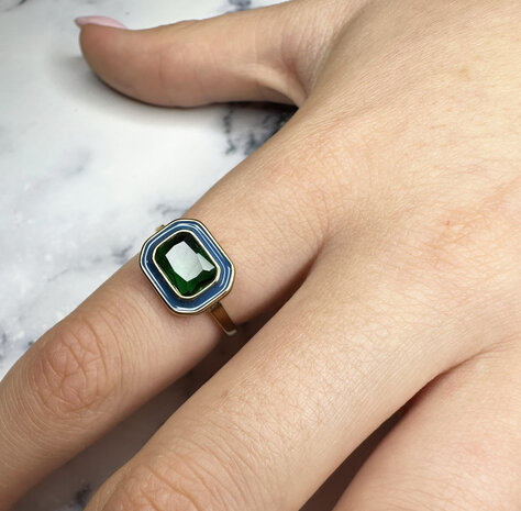 Charmin's Goudkleurige Chunky Ring Blauw Emaille en Groene Steen R1780 &ndash; Chic en Vintage