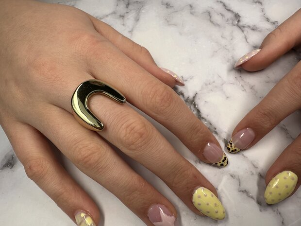 Charmins goldfarbener Chunky-Ring mit einer offenen U-f&ouml;rmigen Stahlbogen R1823 &ndash; Schlank und modern